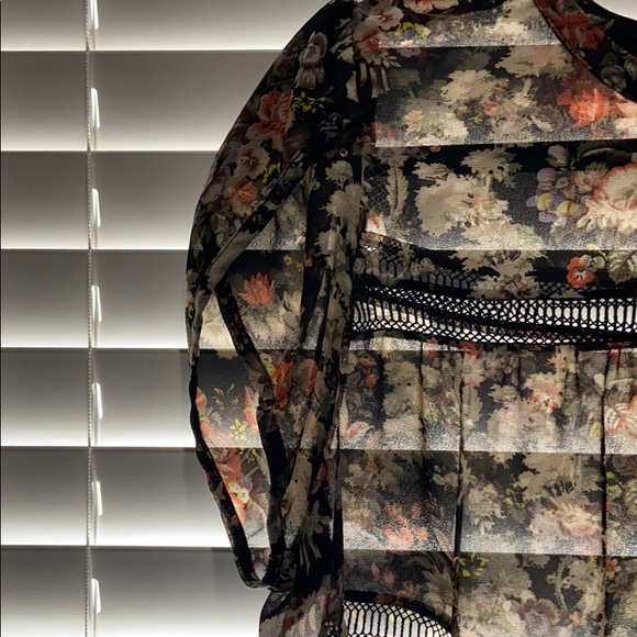 ♻️ Flowy RO & DE top Size M - Picture 3 of 5